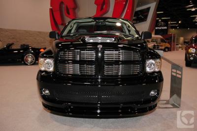 2005_Dodge_Ram_SRT_10_front_20grille.jpg