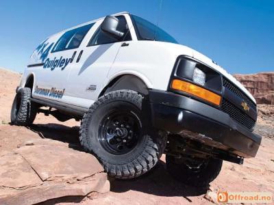 0608dp_07_z_quigley_offroad_vans_chevy_front_angle.jpg